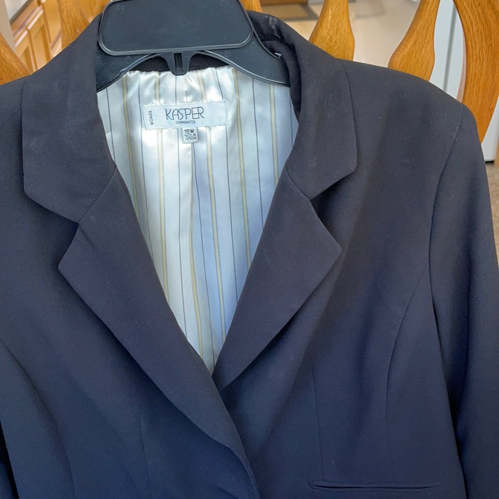 Kasper 2 button blazer very stylish